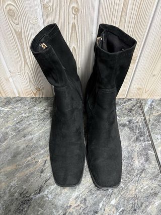 Botines de ante negros con tacón cuadrado de Zara