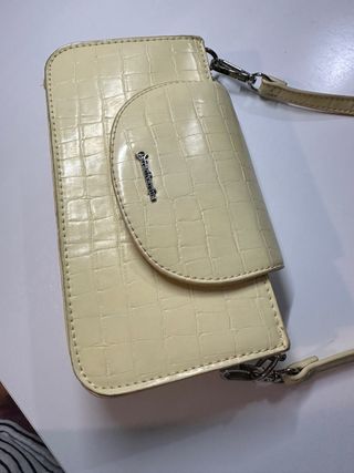 Bolso Stradivarius amarillo efecto piel