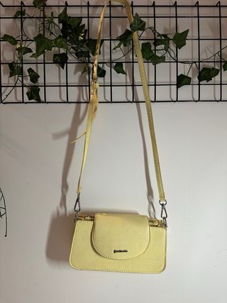 Bolso Stradivarius amarillo efecto piel