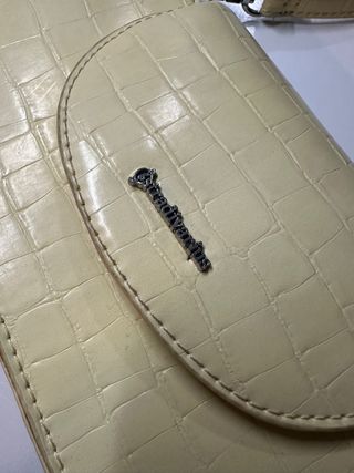 Bolso Stradivarius amarillo efecto piel