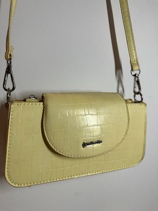 Bolso Stradivarius amarillo efecto piel