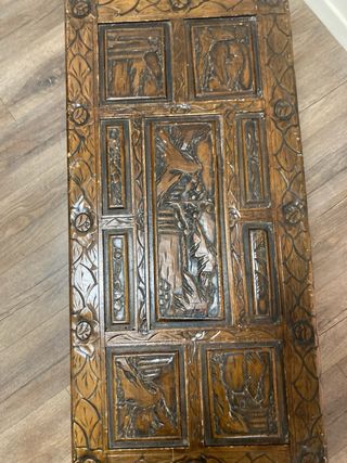 Baúl de madera maciza tallada