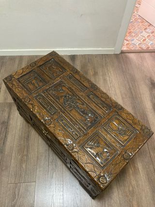 Baúl de madera maciza tallada