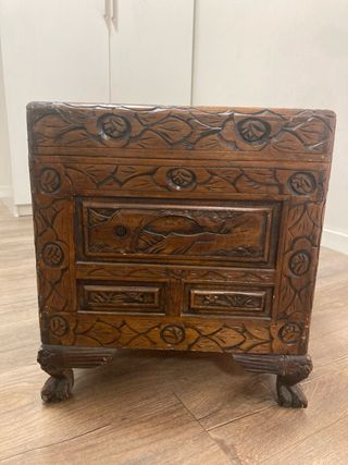 Baúl de madera maciza tallada