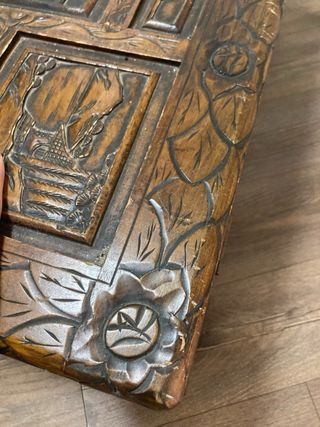 Baúl de madera maciza tallada