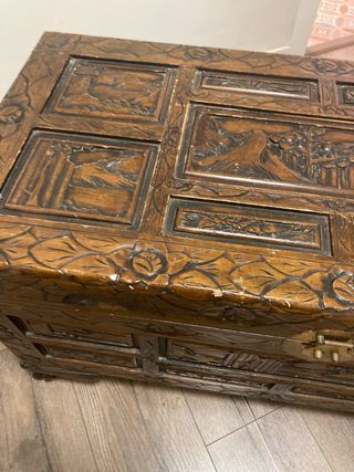 Baúl de madera maciza tallada
