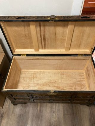 Baúl de madera maciza tallada