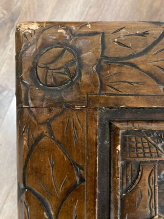 Baúl de madera maciza tallada