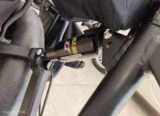 Bicicleta Eléctrica Negra con Ruedas Rojas