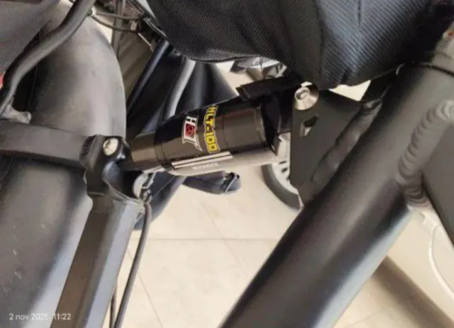 Bicicleta Eléctrica Negra con Ruedas Rojas