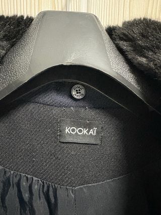 Abrigo de paño negro con capucha y pelo de KOOKAI