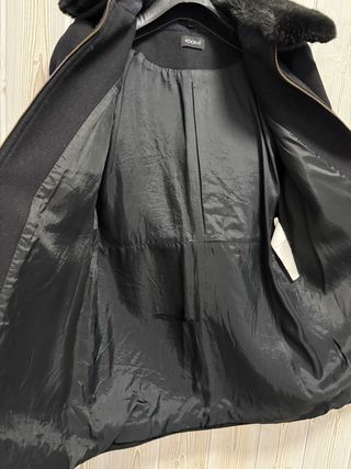 Abrigo de paño negro con capucha y pelo de KOOKAI