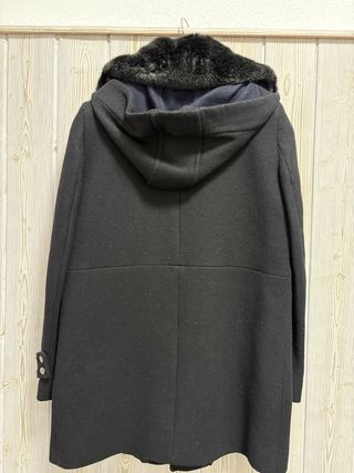 Abrigo de paño negro con capucha y pelo de KOOKAI