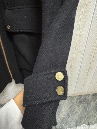 Abrigo de paño negro con capucha y pelo de KOOKAI