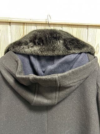 Abrigo de paño negro con capucha y pelo de KOOKAI