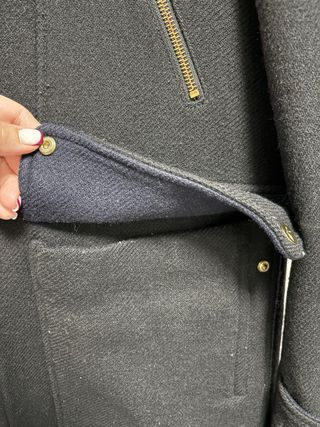 Abrigo de paño negro con capucha y pelo de KOOKAI