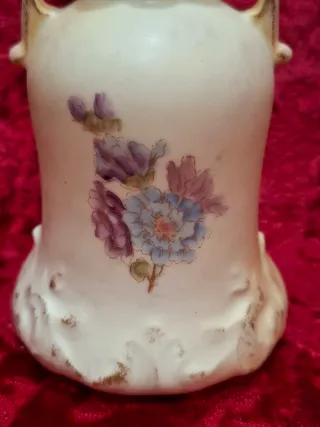 Jarrón de porcelana con flores