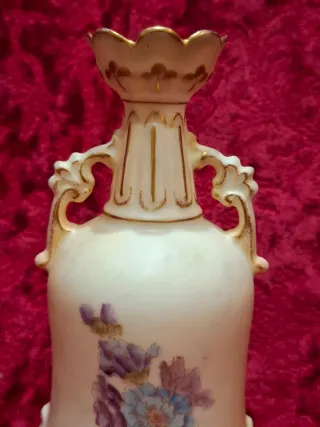 Jarrón de porcelana con flores