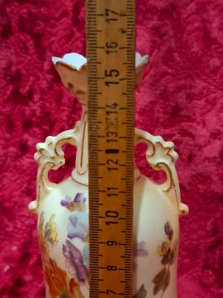 Jarrón de porcelana con flores