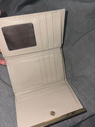 Monedero blanco y dorado