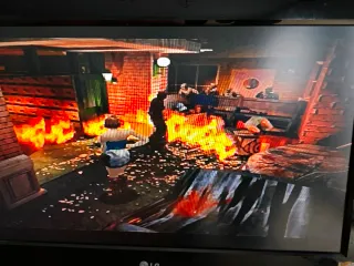 Consola PlayStation 1 Sony Gris con un juego.