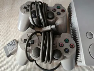 Consola PlayStation 1 Sony Gris con un juego.