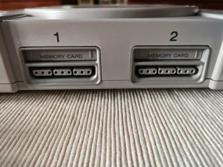 Consola PlayStation 1 Sony Gris con un juego.