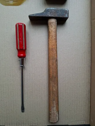 Martillo y destornillador antiguos mas regalos