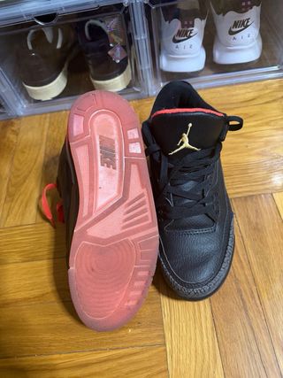 Zapatillas Jordan Negras y Rojas