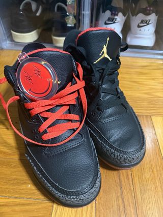 Zapatillas Jordan Negras y Rojas