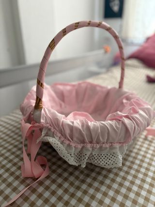 Canasta rosa bebé con encaje