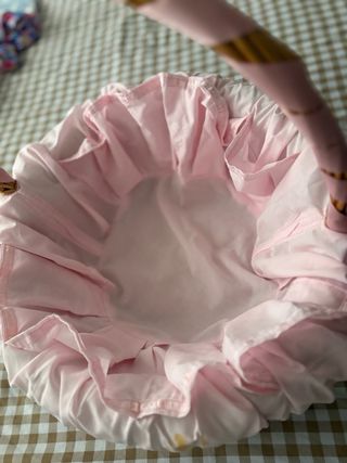 Canasta rosa bebé con encaje