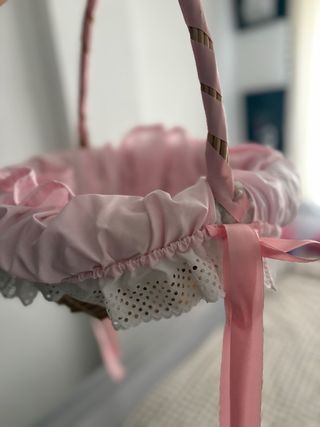 Canasta rosa bebé con encaje