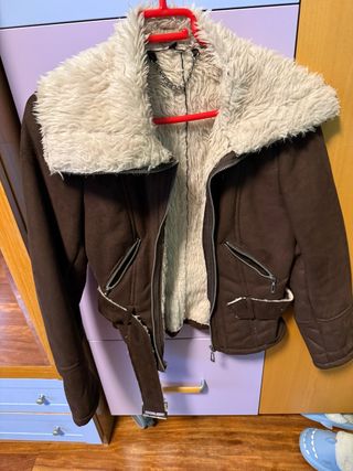 Chaqueta marrón con pelo blanco
