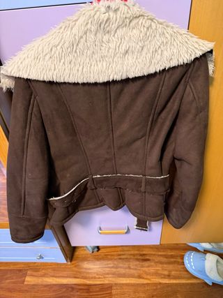 Chaqueta marrón con pelo blanco