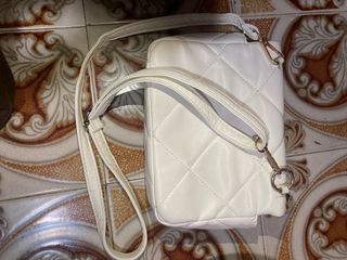 Bolso blanco con tachuelas doradas