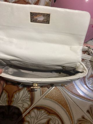 Bolso blanco con tachuelas doradas