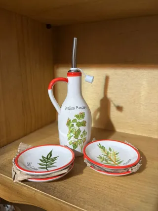 Aceitera y platos de cerámica