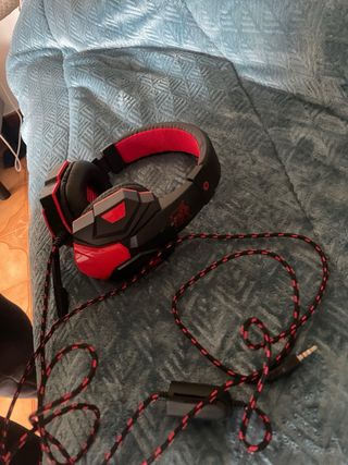 Consola PS4 1TB Mando Rojo y 4 juegos