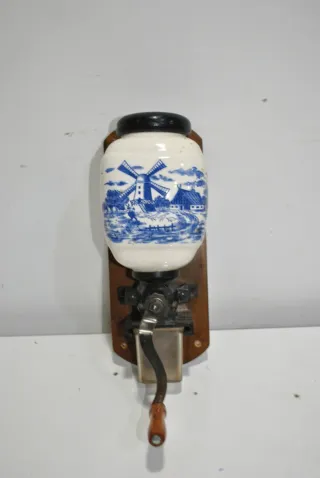 Antiguo molinillo café cerámica escena molino