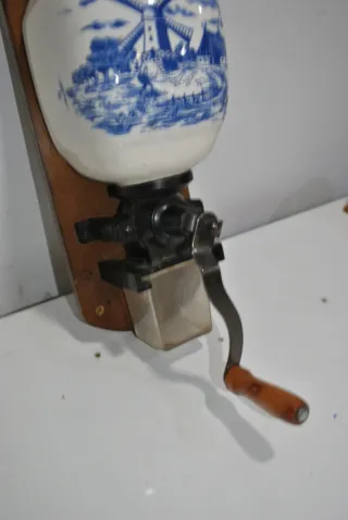 Antiguo molinillo café cerámica escena molino