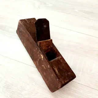 Cepillo de carpintero antiguo de madera
