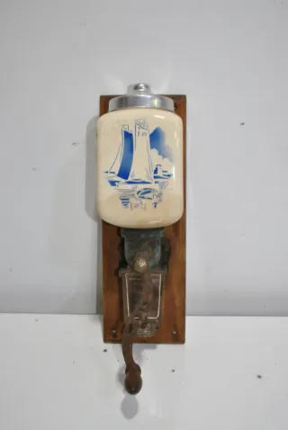 Molino de café antiguo de pared