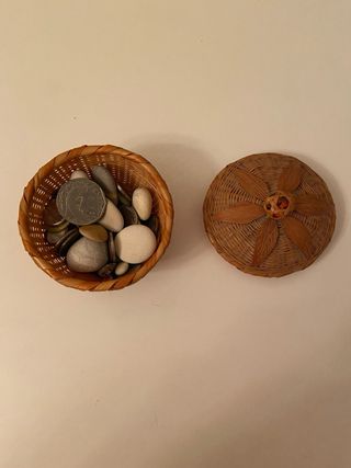 Cesto redondo de mimbre con flor