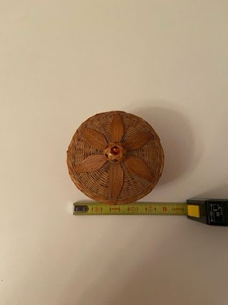 Cesto redondo de mimbre con flor