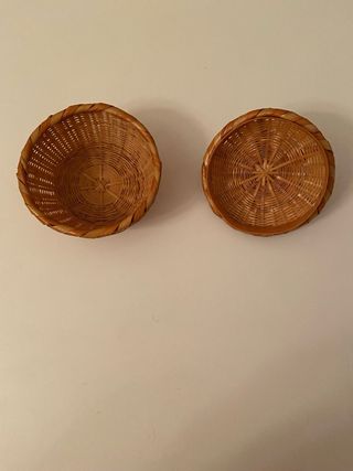 Cesto redondo de mimbre con flor