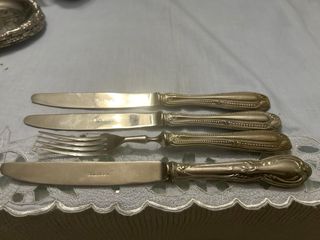 Set di stoviglie e posate antiche