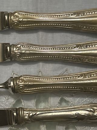 Set di stoviglie e posate antiche