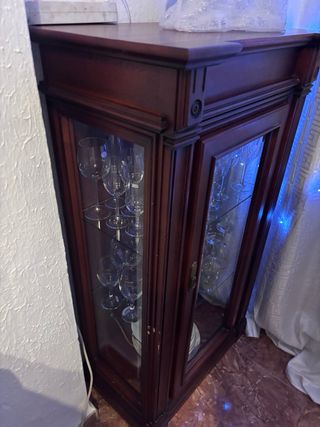 Mueble vitrina para copas de madera