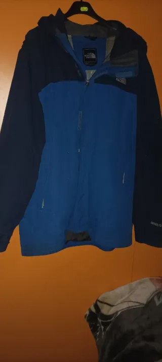 Chaqueta The North Face azul y negra